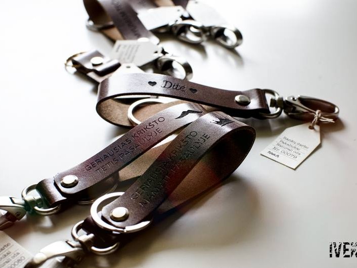 pakabukai karūnos ir ūsai