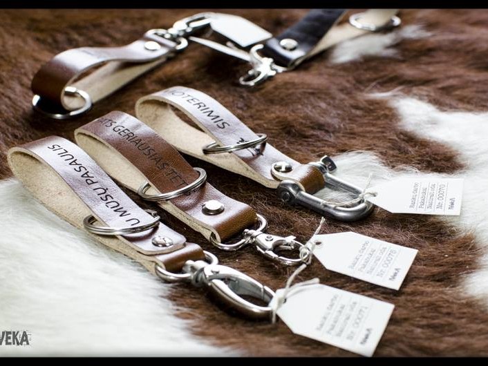 odiniai graviruoti pakabukai ant kailio