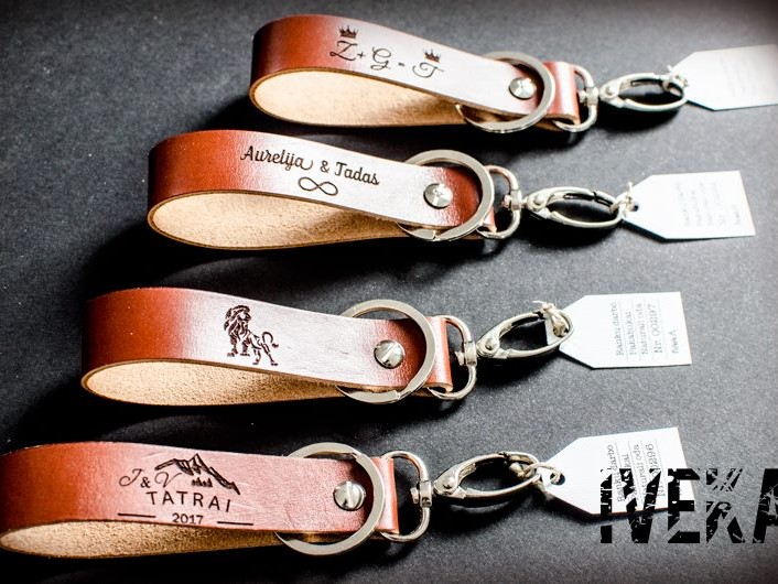 rudi graviruoti pakabukai su simboliais