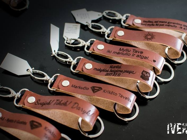 daug graviruotų pakabukų