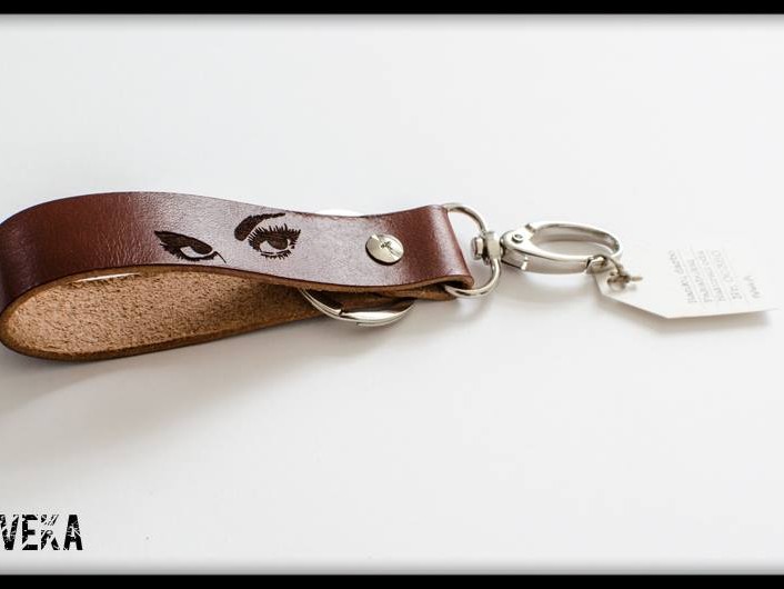 odinis pakabukas akys