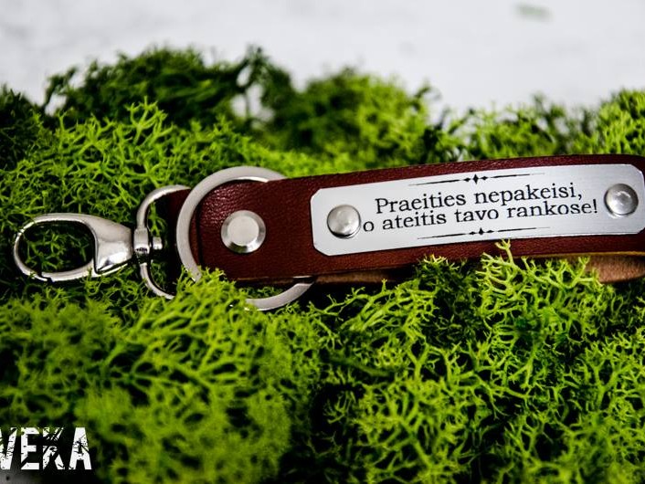 odinis graviruotas pakabukas samanose