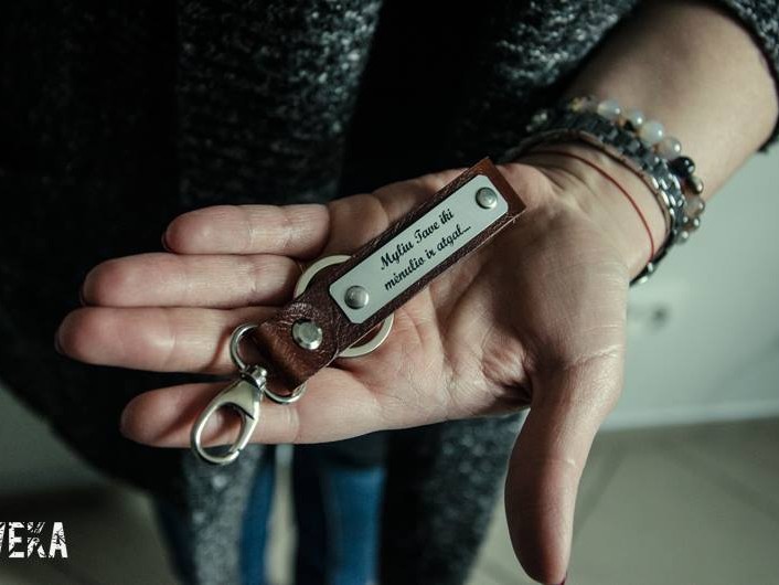 graviruotas pakabukas rankose