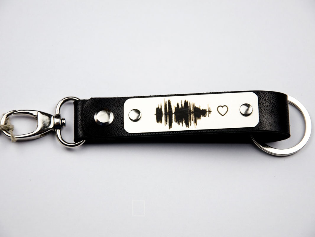 Odinis graviruotas pakabukas su garsu