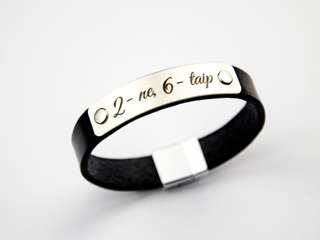 odinė juoda graviruota apyrankė su plokštele