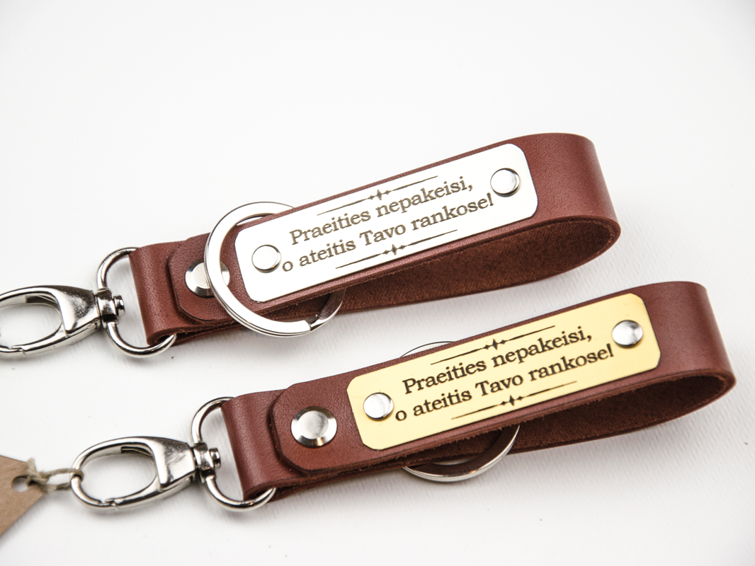 Palyginimui pakabukai silver ir gold