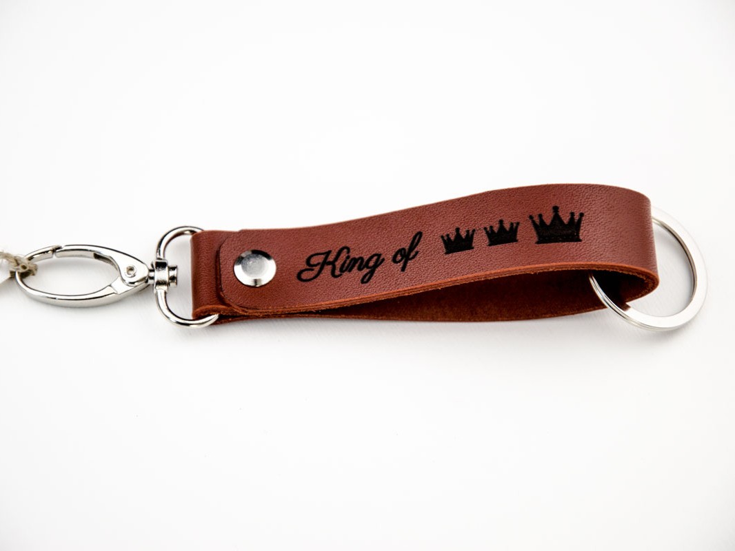 pakabukas su karūnomis