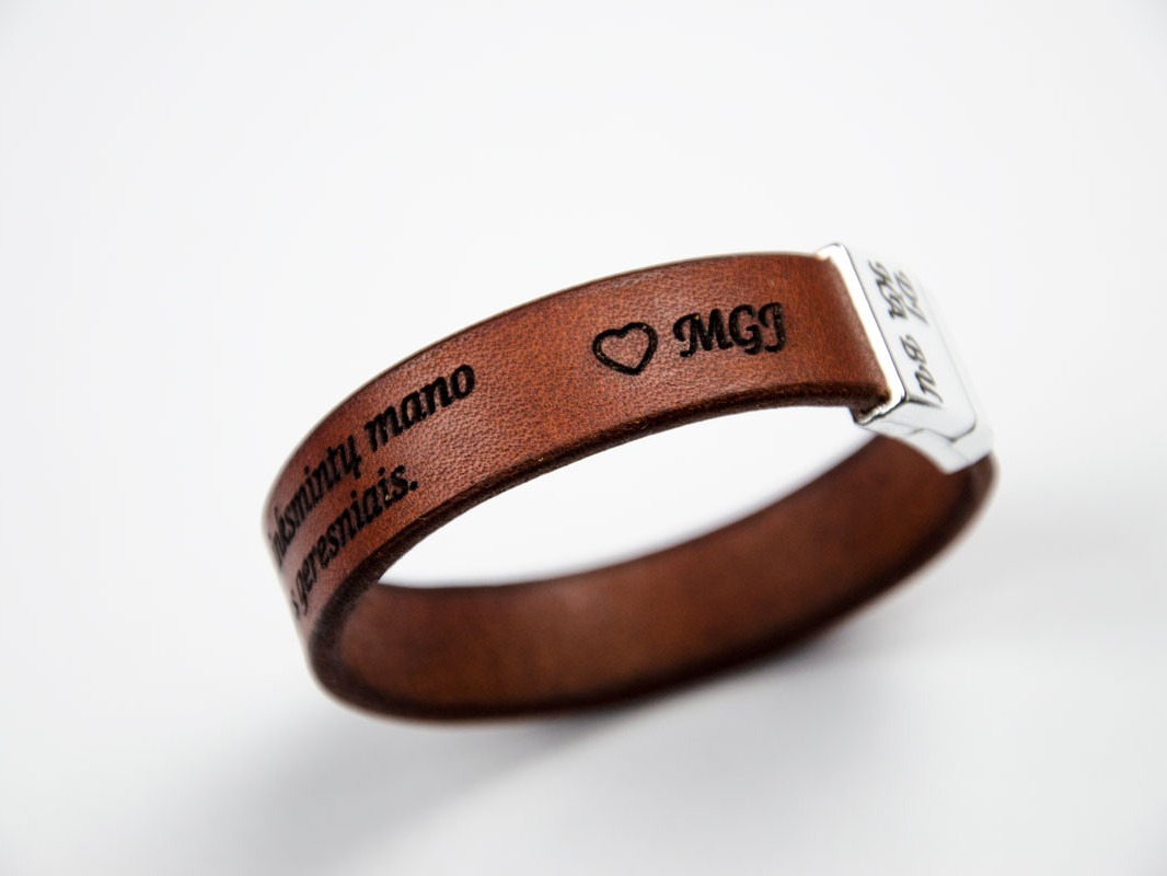 odinė apyrankė rudos spalvos su graviūra