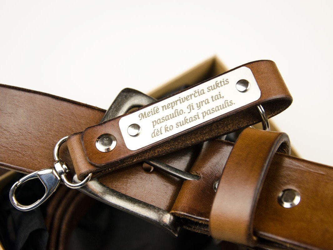 odinis rudas diržas su pakabuku apie meilę