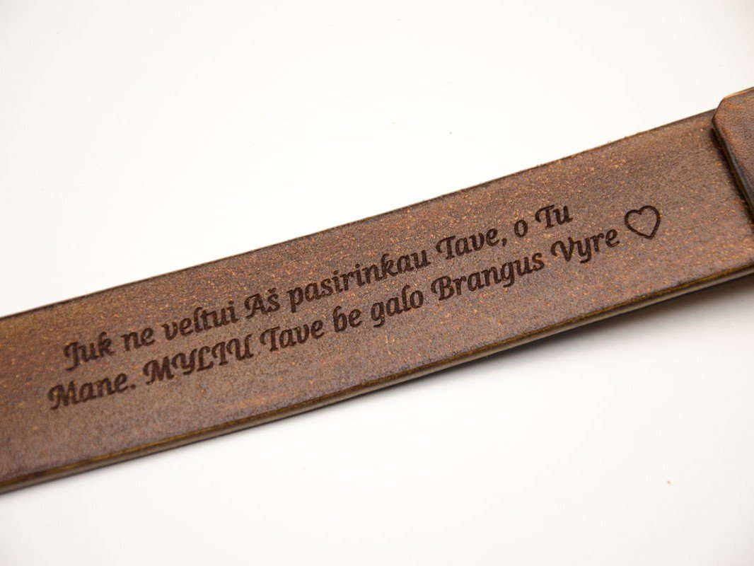 tamsiai rudas diržas su graviūra