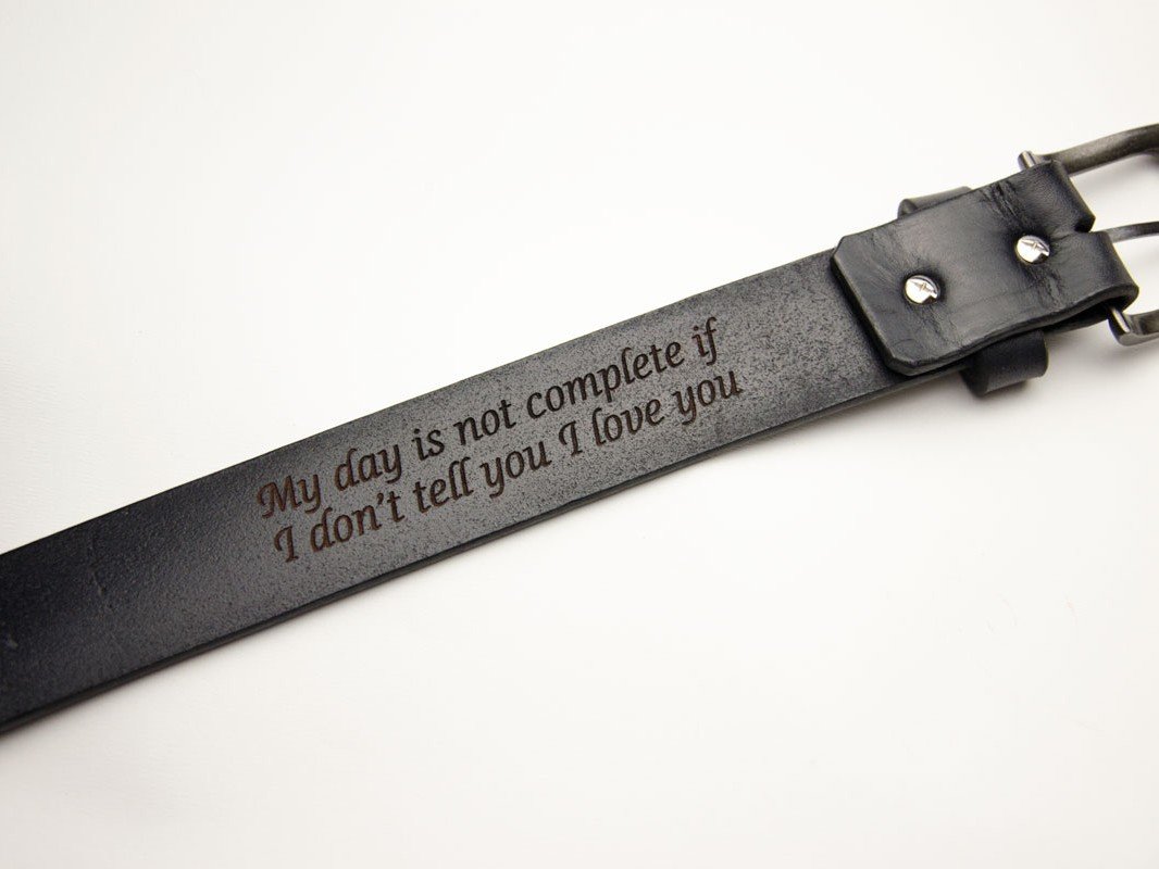 Juodas graviruotas odinis diržas