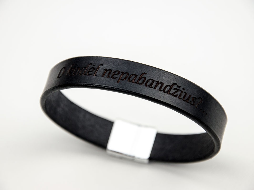 juoda odinė apyrankė kodėl