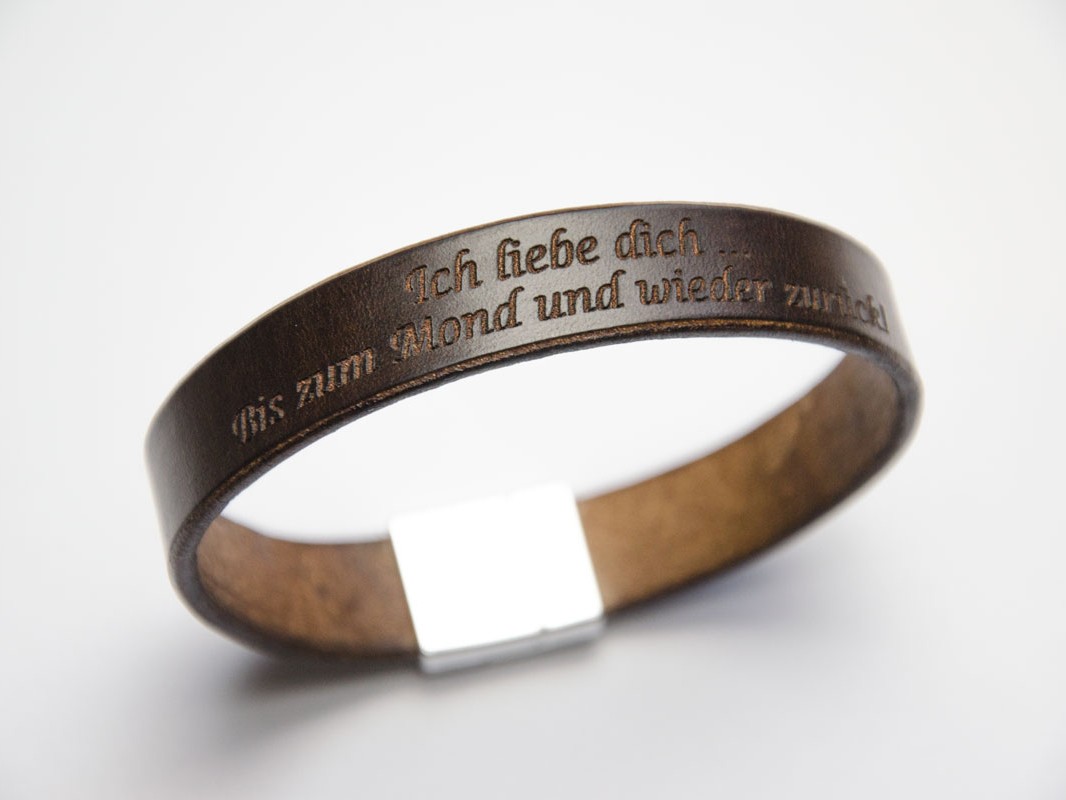 tamsiai ruda odinė apyrankė su graviūra