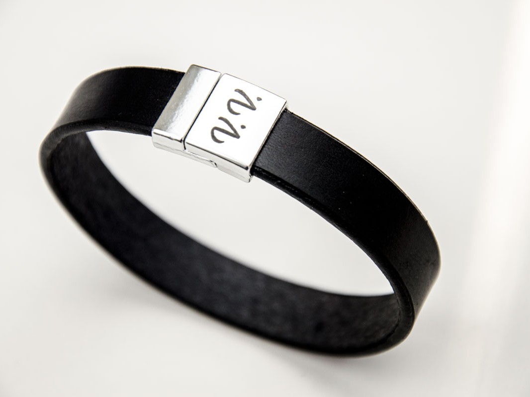 odinė apyrankė su graviruotu užsegimu