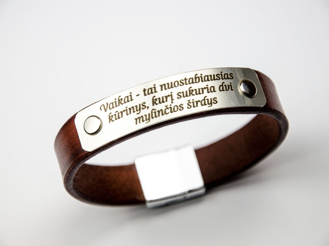 rudos spalvos odinė apyrankė