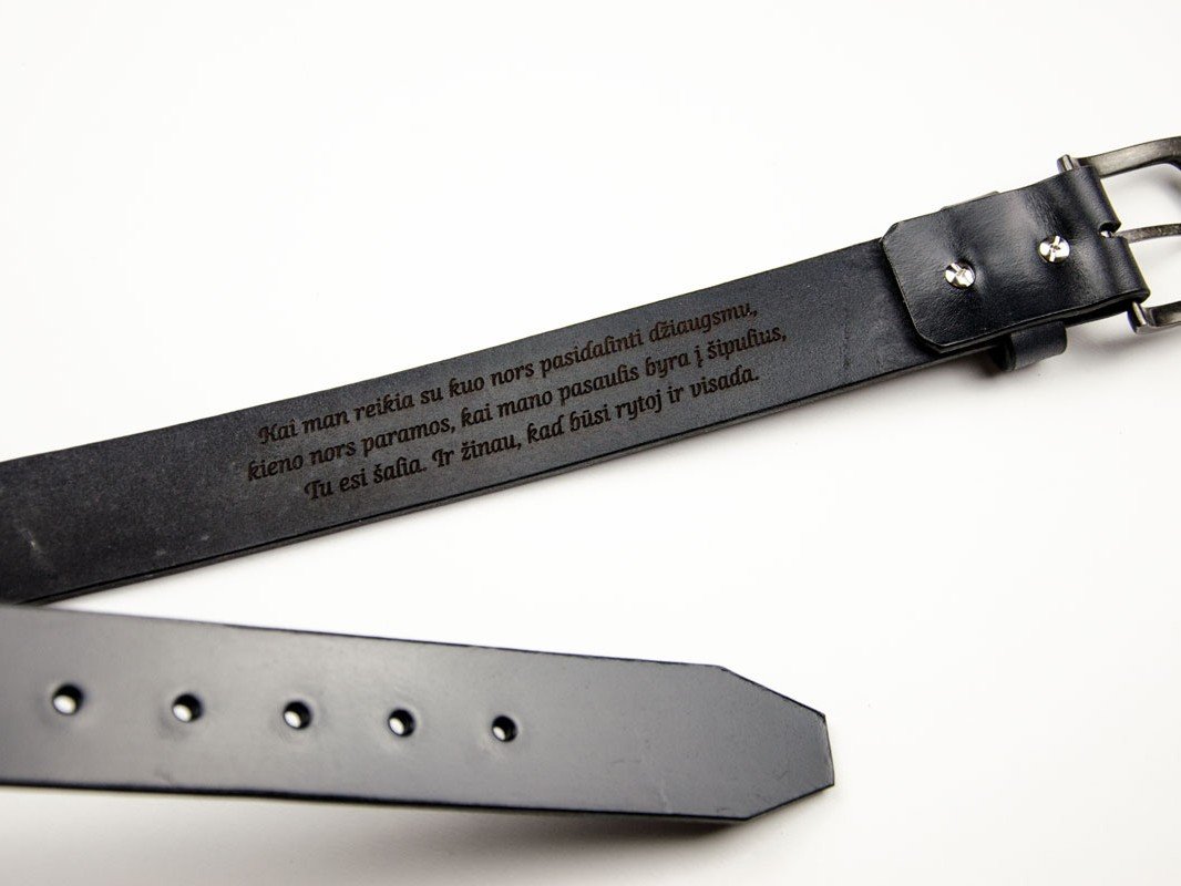 juodas graviruotas diržas