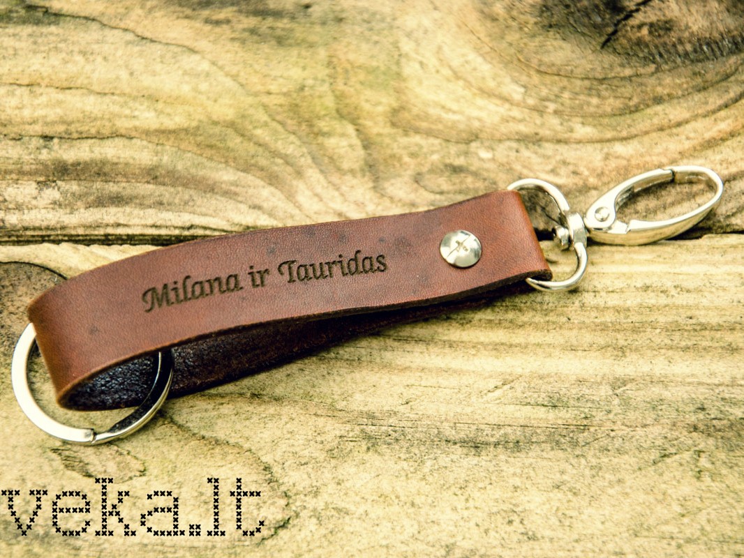 rudas pakabukas su vardais