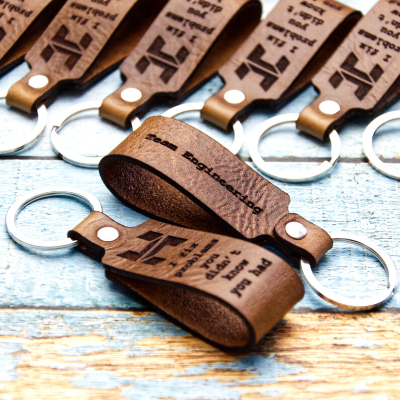 pakabukai su logotipu