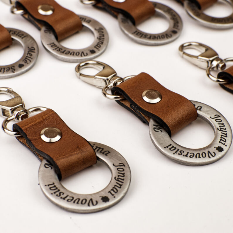 graviruoti pakabukai svečiams