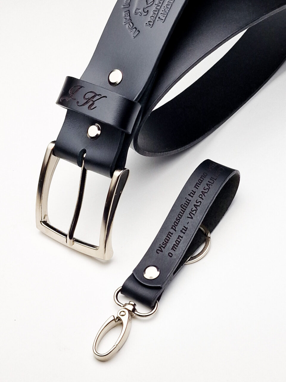 Juodas diržas su juodu pakabuku