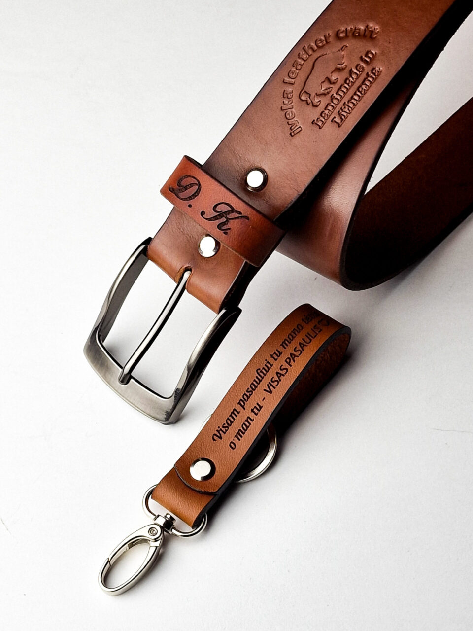 rudas diržas su rudu pakabuku