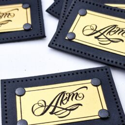 odinė emblema su metaline aukso spalvos plokštele