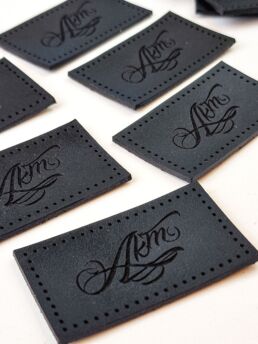 odinė emblema su logotipu