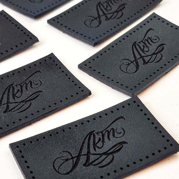 odinė etiketė su logotipu