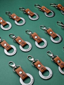 graviruoti pakabukai įmonėms