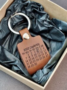 Valentino dienos dovana vaikinui - personalizuotas odinis pakabukas