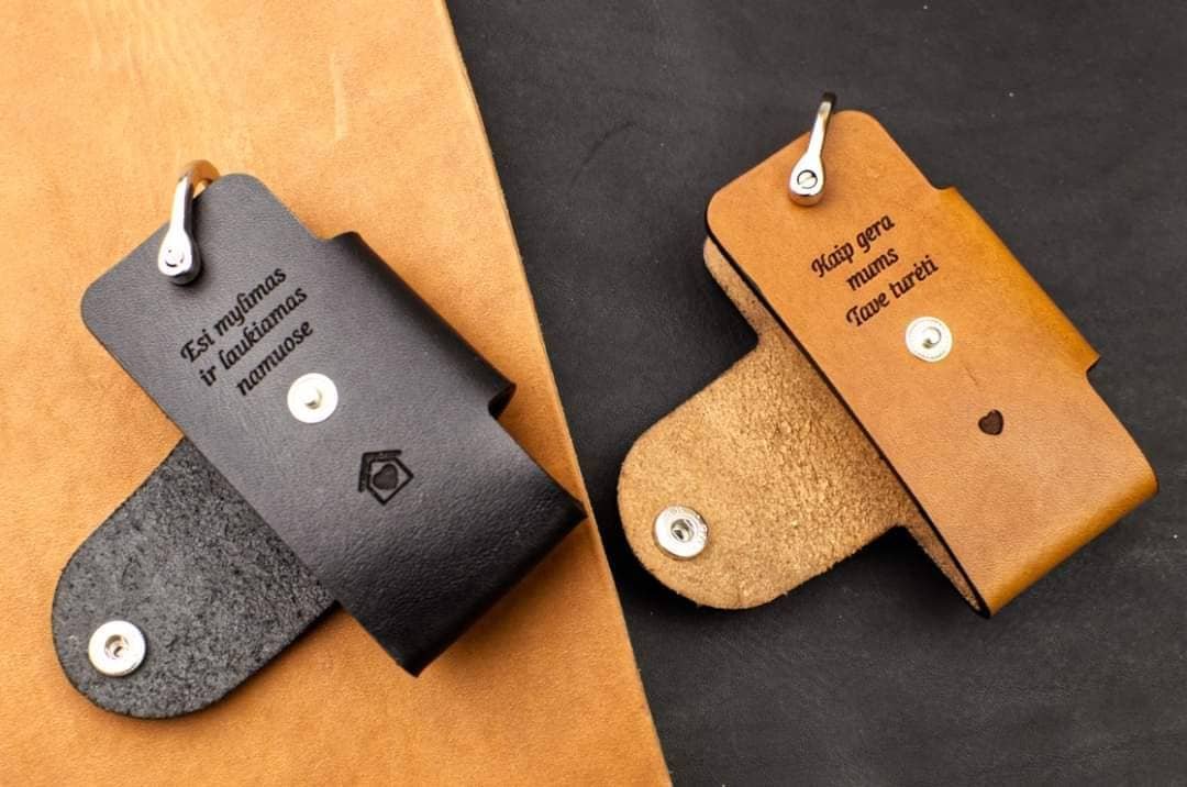 ruda odinė raktinė su graviruotu vardu