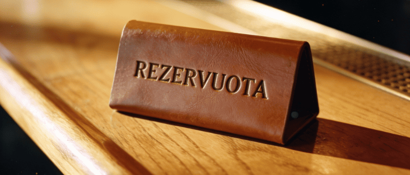 odinis graviruotas su įspaudu stovelis rezervuota