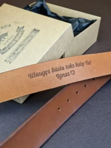 tevo dienos proga graviruotas rudas dirzas su dezute